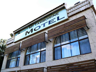 Mount Tamborine Motel building front & sign