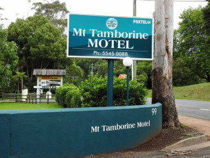 Mount Tamborine Motel Sign and Entrance