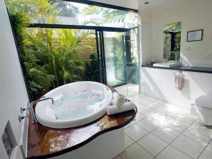 Private Cottages - bathroom and double spa