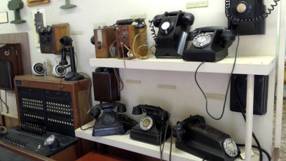 Tamborine Mountain Heritage Centre - Telephones and switchboard from the past