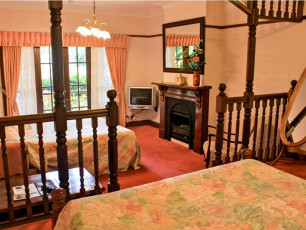 The Manor Tamborine Mountain Spacious Well Equipped Bedrooms