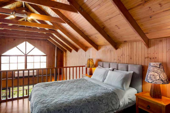 The Polish Place Cottage - Loft-Bedroom