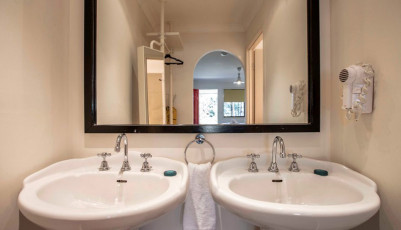 Cedar Creek Lodges - Colonial Spa Room - Bathroom