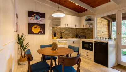 Cedar Creek Lodges - Self contained Lodge - Kitchen Dining
