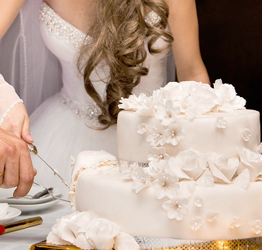 Couple cutting wedding cake at The Manor Tamborine Mountain